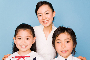 経験豊富なベテラン日本人講師がわかりやすく導入しますので、楽しみながら中学英語の基礎が身につきます。